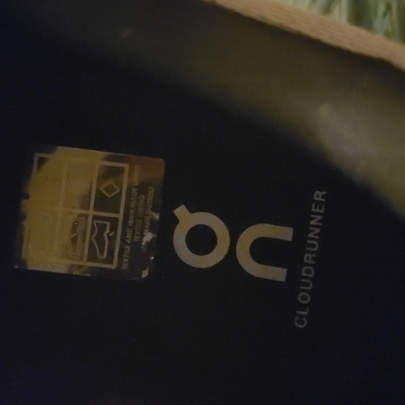 On Running cloudrunner shoes - Picture 2 of 7